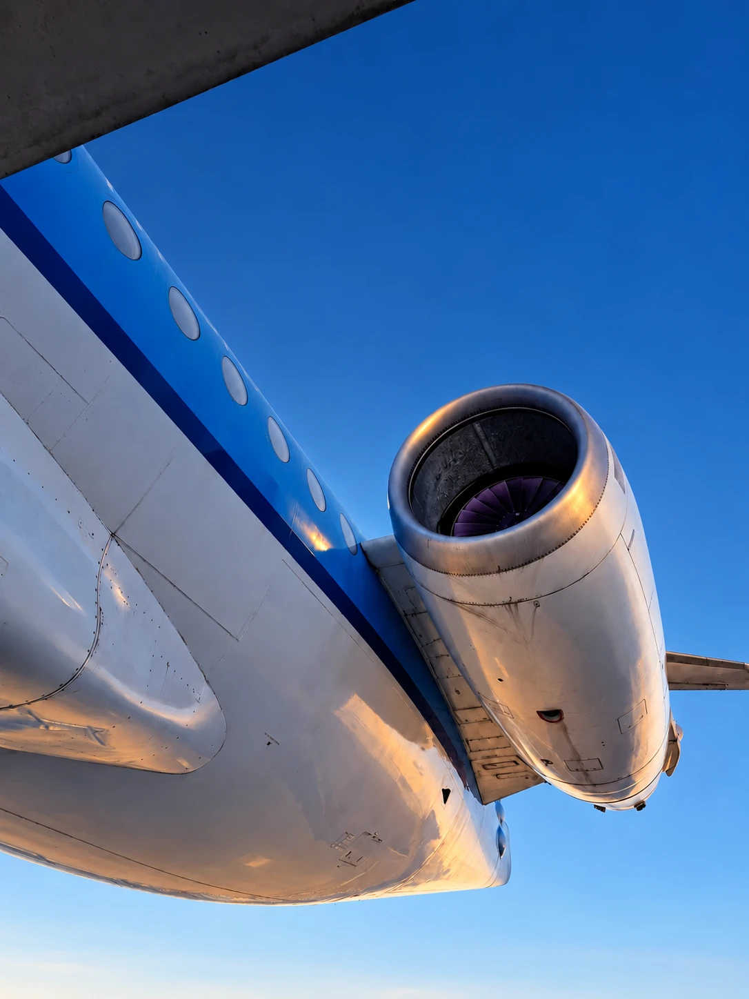 Detalhe da fuselagem e do motor de uma aeronave